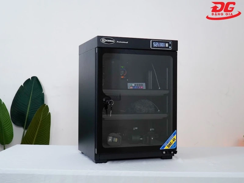 Đặt tủ chống ẩm ở nơi sạch sẽ, khô ráo tránh ánh nắng trực tiếp