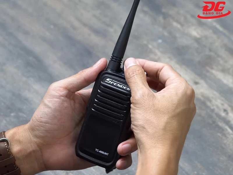 Cài đặt tần số và kênh liên lạc phù hợp