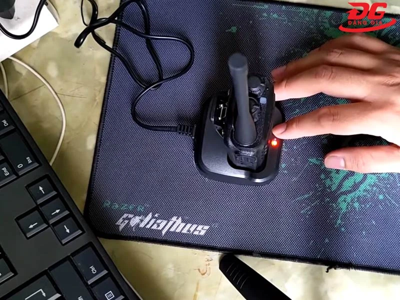 Pin máy bộ đàm cần được sạc đầy trước khi dùng