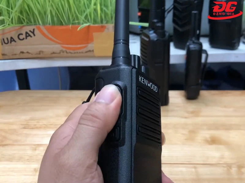 Nhấn và giữ nút PTT để test thử khả năng liên lạc của bộ đàm