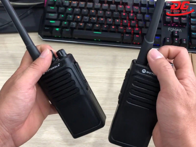 Hai máy bộ đàm khác hãng cần chung một dải tần số