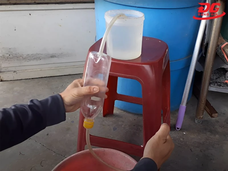 Tự chế máy hút nhớt, xăng dầu bằng chai nhựa đơn giản