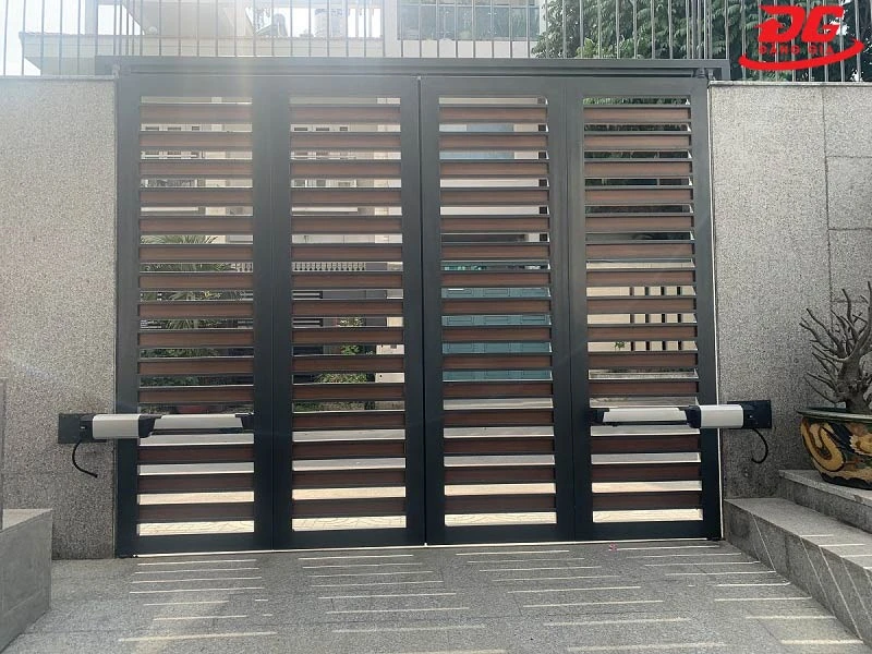 Cổng xếp motor tay đòn có giá rẻ hơn