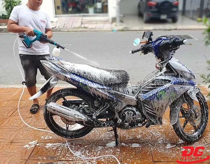 Máy rửa xe cầm tay dùng pin Total