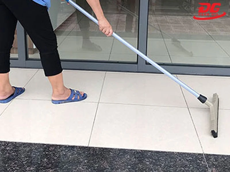 Cách sử dụng cây gạt nước sàn nhà cán inox vô cùng đơn giản