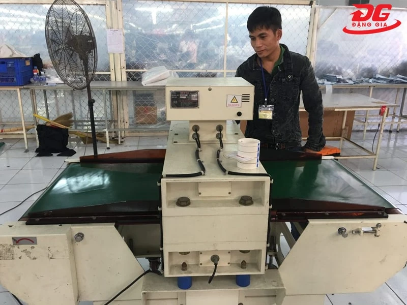 dụng máy dò kim trong may mặc thành thạo