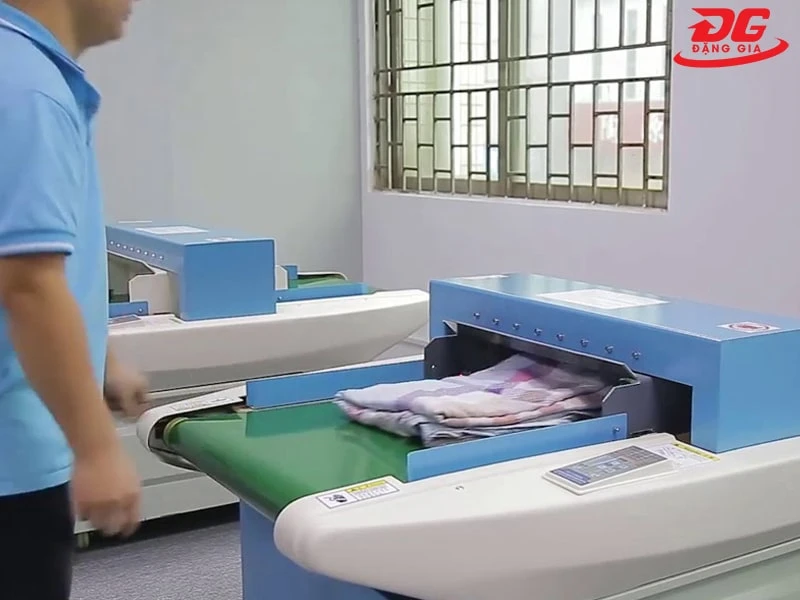 Máy dò kim băng chuyền