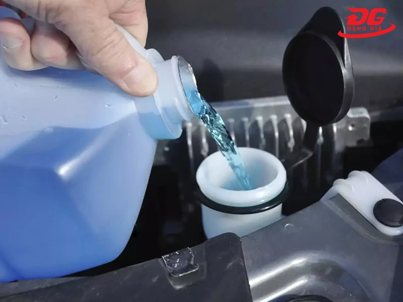 Thay nước rửa kính ô tô định kỳ giúp làm sạch tốt nhất