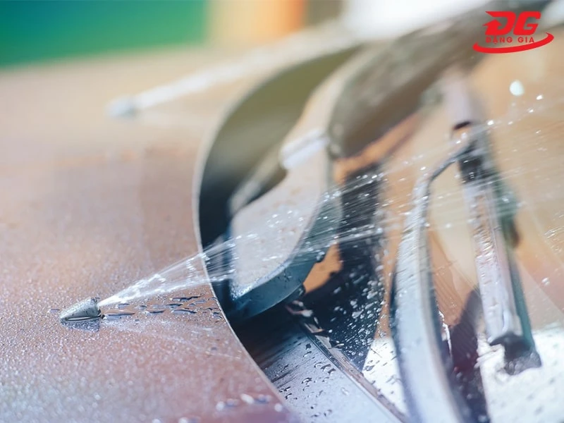 Nước rửa giúp kính ô tô sạch và sáng