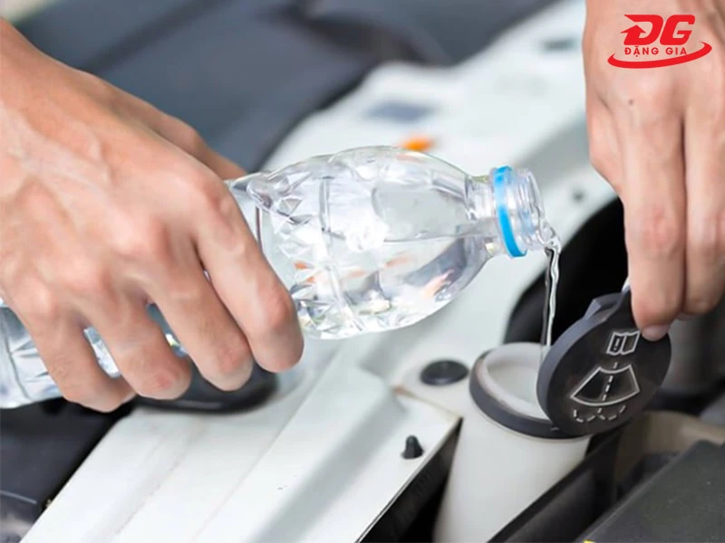 Pha nước rửa kính xe hơi chú ý đúng tỷ lệ