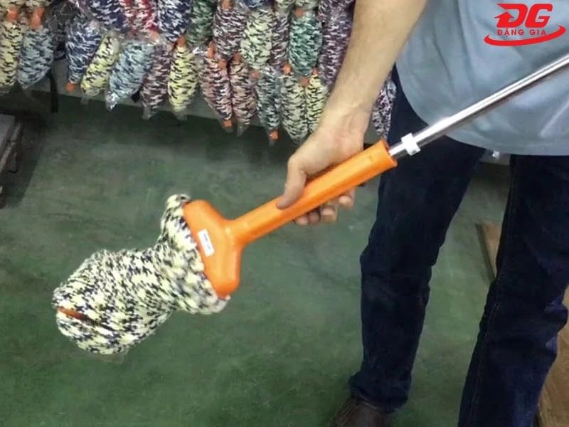 Người dùng phải tốn nhiều sức để vắt khô nước