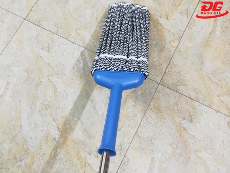 Cách sử dụng cây lau nhà vắt bằng tay vô cùng đơn giản