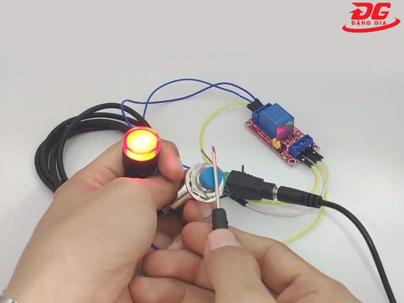 cảm biến dò kim loại