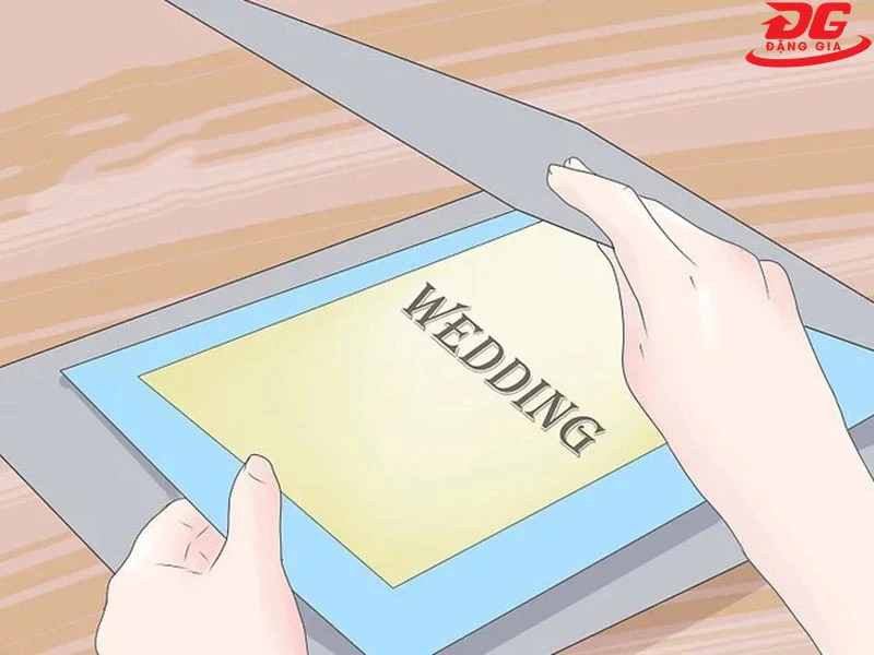 Đặt tài liệu cân đối với chính giữa màng ép