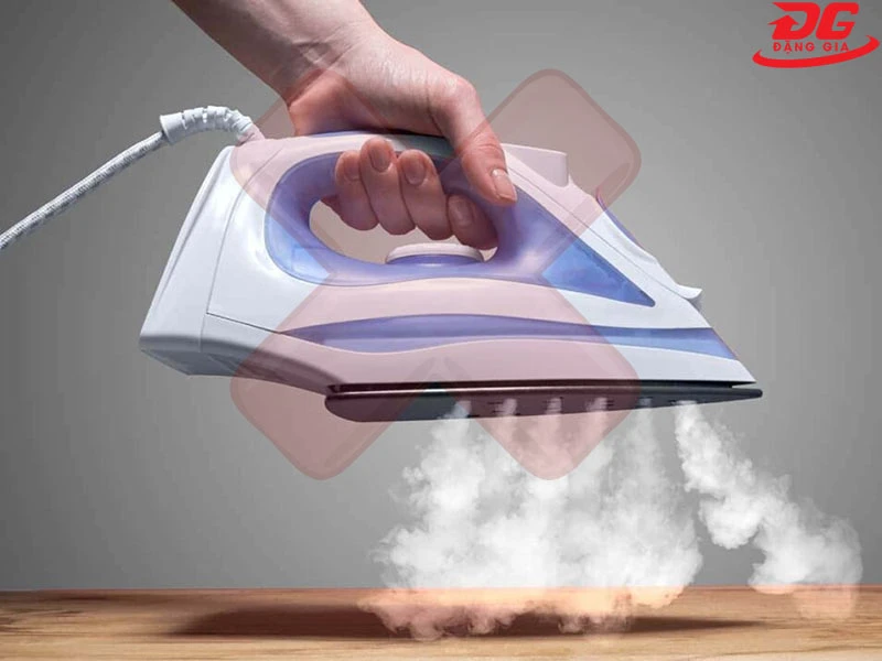 Không bật chế độ phun sương khi ép plastic bằng bàn là