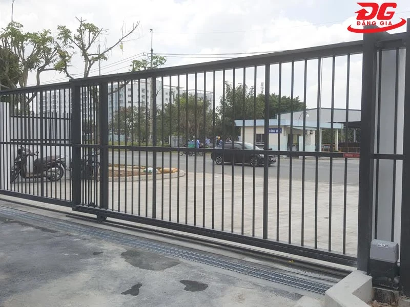 Mô tơ cửa cổng 2 cánh cửa lùa phù hợp sử dụng cho xí nghiệp, cơ quan