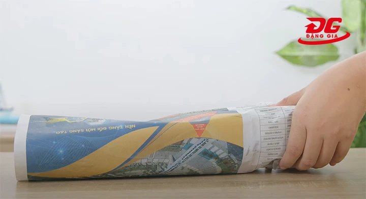 Bọc báo kín bên ngoài của chiếc giày