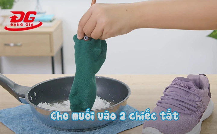 Dùng muối hạt rang khô để làm khô giày