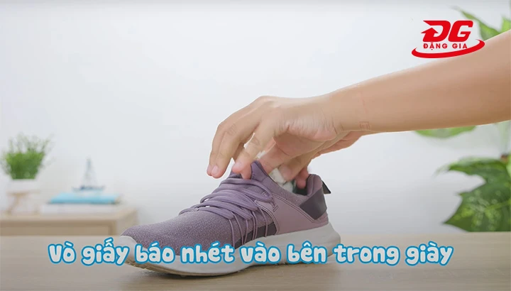 Vò giấy báo nhét vào trong giày