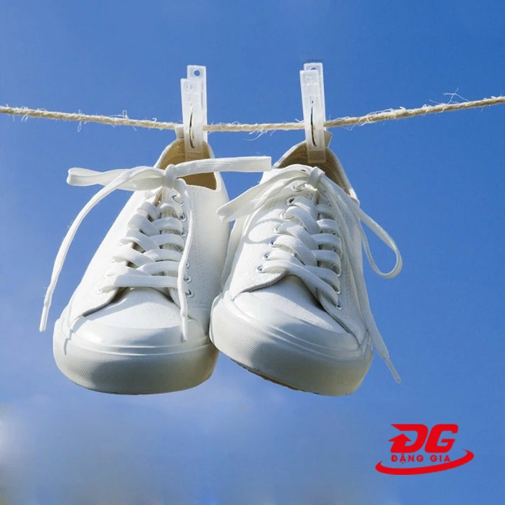 Phơi giày ngoài nắng có thể khiến cho giày bị bạc màu, ố vàng