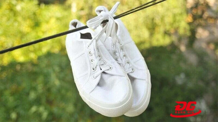 Phơi giày ở nơi thoáng mát, có mái che