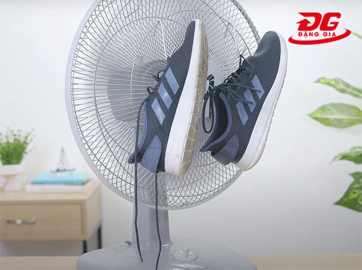 Phơi khô giày bằng quạt đơn giản, nhanh chóng