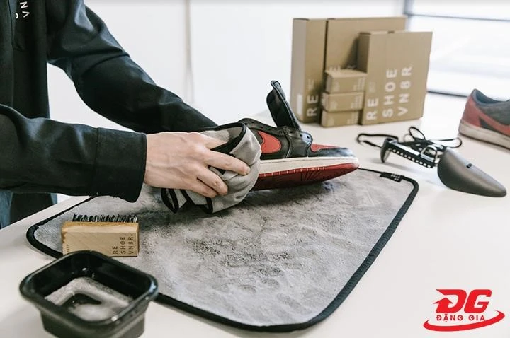 cách vệ sinh giày jordan 4