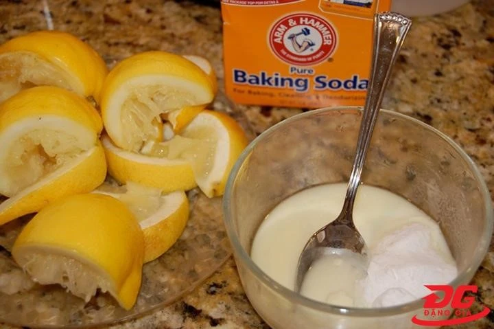 làm sạch giày với baking soda