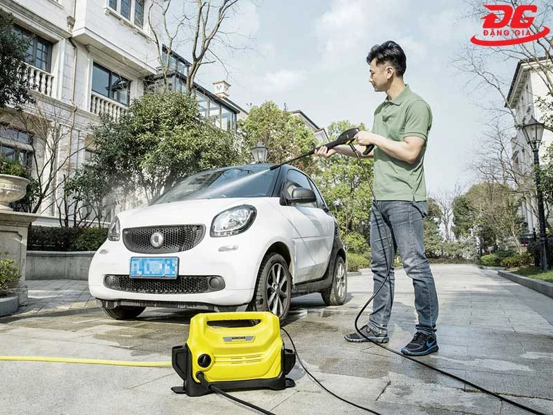 Áp lực phun xịt càng lớn càng rửa trôi được bụi bẩn nhanh chóng