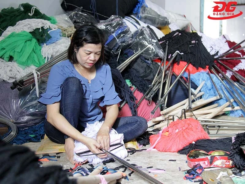 Gắn vải mùng đã cắt vào cán lau