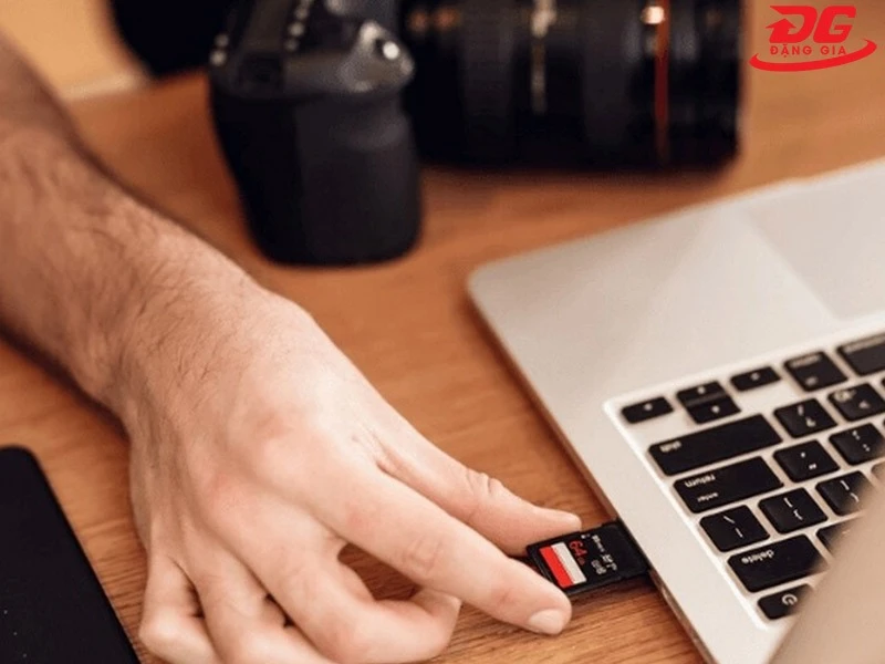 Cắm trực tiếp thẻ nhớ vào máy tính
