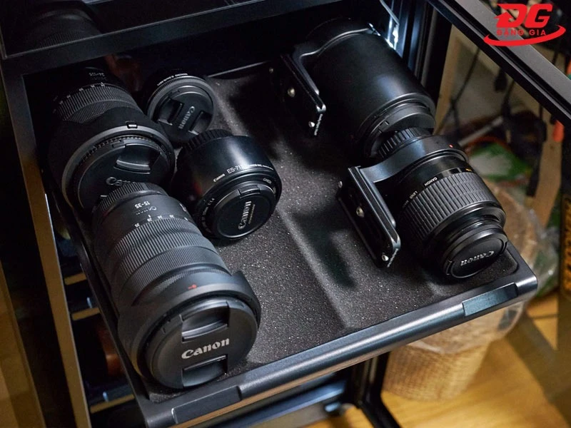 Bảo quản máy ảnh Canon trong tủ chống ẩm để ngăn chặn những tác hại của độ ẩm