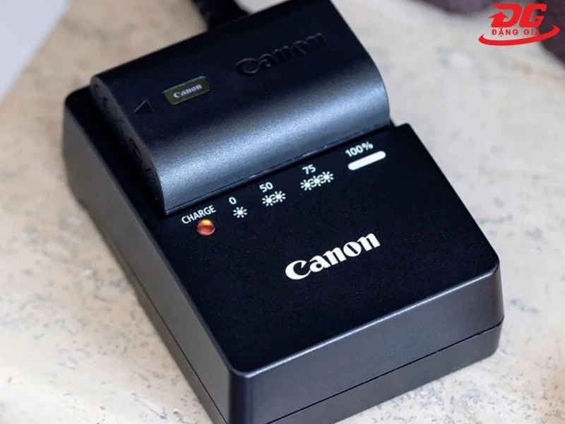 Sạc đầy pin máy ảnh Canon trước khi sử dụng