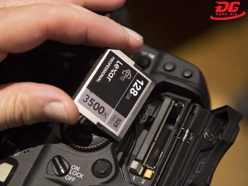 Lắp thẻ nhớ và pin cho máy ảnh Canon