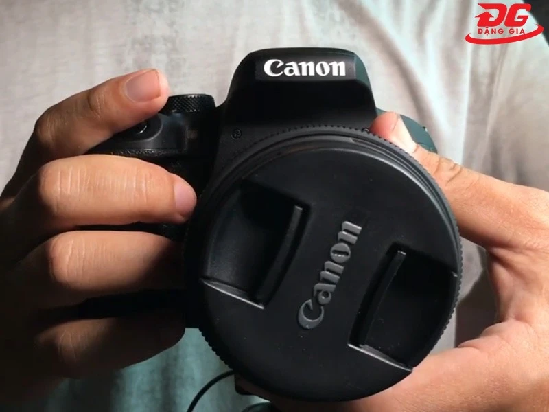 Lắp ống kính vào máy ảnh