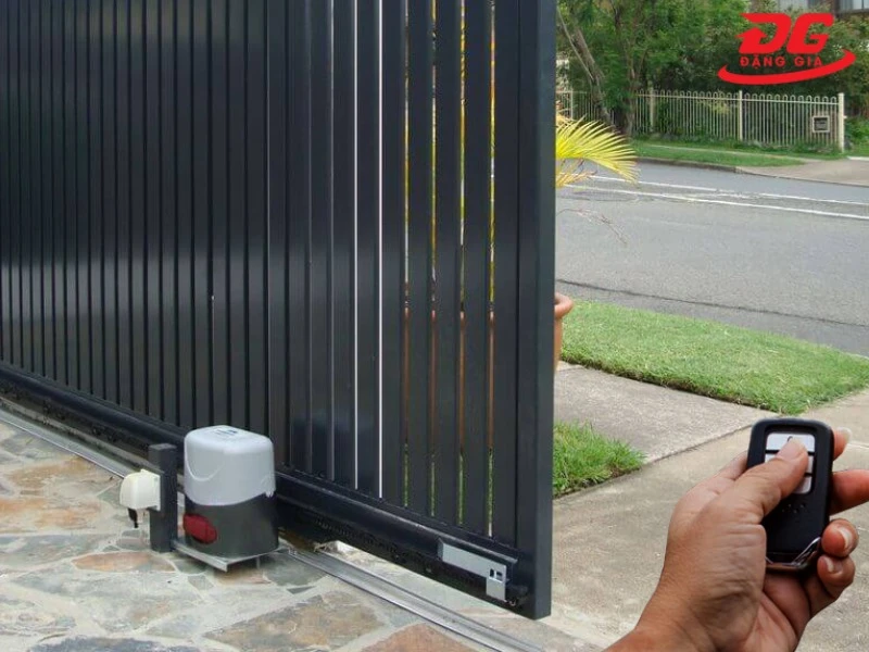 Động cơ có thể điều khiển cổng mở một phần