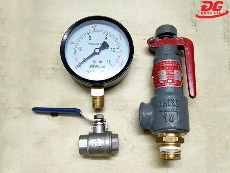 Đồng hồ, van xả đáy và van an toàn của bình chứa