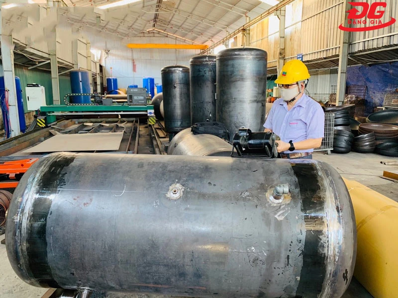 Vỏ bình khi mới được gò ép từ thép tấm dày dặn
