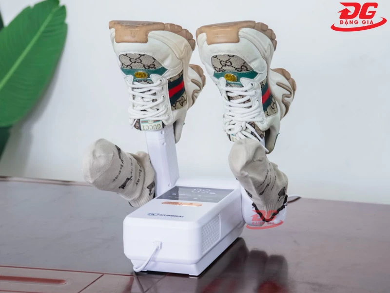 Nên chọn máy sấy giày với nhiều tiện ích