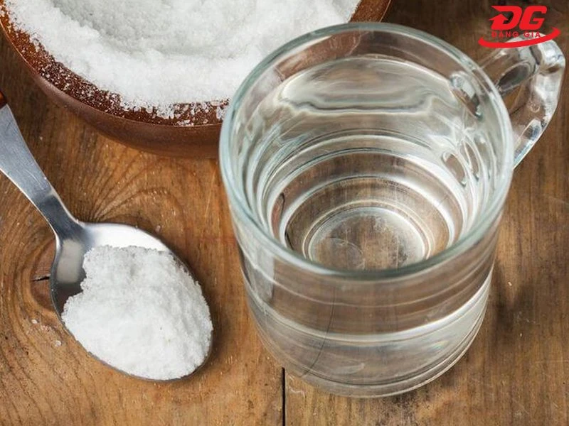 Sử dụng baking soda cùng với một chút nước ấm