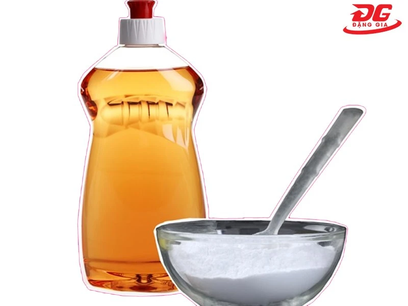 Baking soda cũng có thể kết hợp với nước rửa bát để làm sạch giày