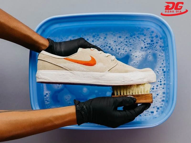 Giặt giày không đúng cách có thể khiến giày bị ố vàng