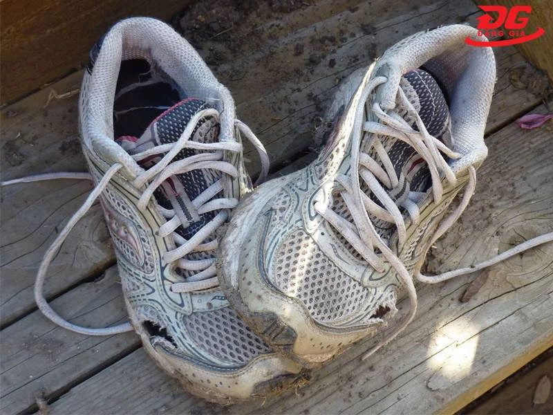 Chất lượng giày đã xuống cấp khiến giày bị ố vàng
