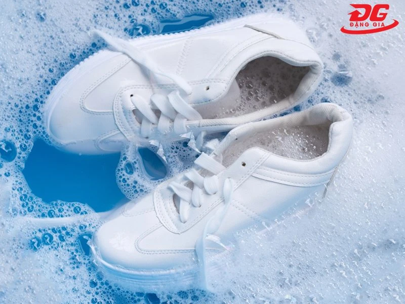 Giặt sạch baking soda trên giày trước khi đem đi phơi