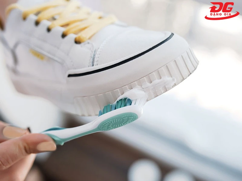 Làm sạch giày bằng kem đánh răng là phương pháp rất hiệu quả
