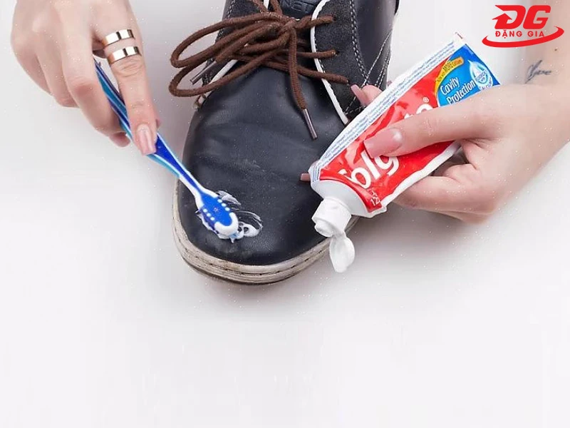 Dùng bàn chải vệ sinh giày trắng bằng kem đánh răng
