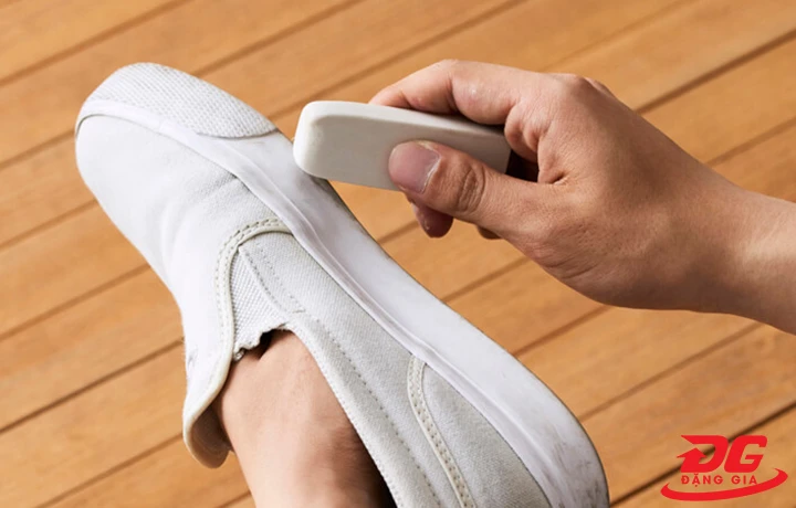 vệ sinh giày vải trắng