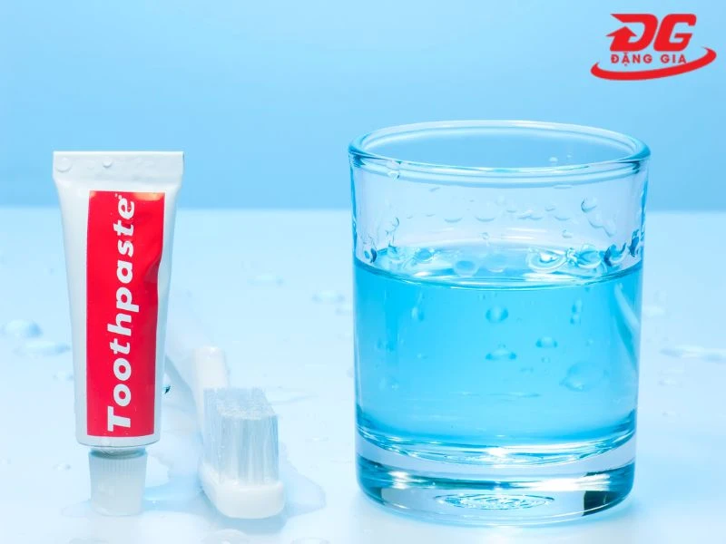Hòa tan kem đánh răng với nước ấm