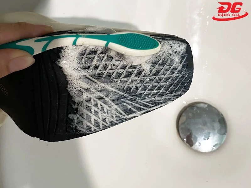 Loại bỏ vết bẩn trên đế giày bằng kem đánh răng