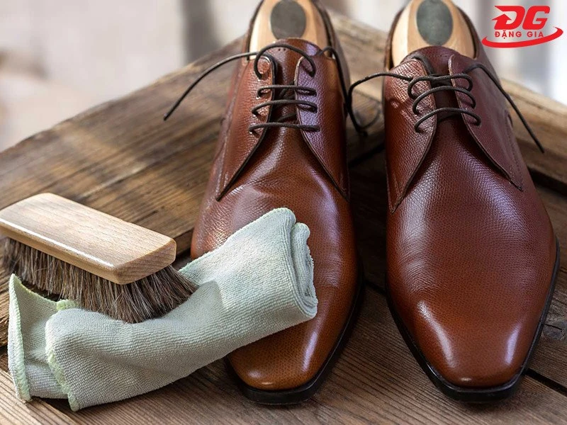 Nguyên tắc cần nắm khi vệ sinh giày da bò